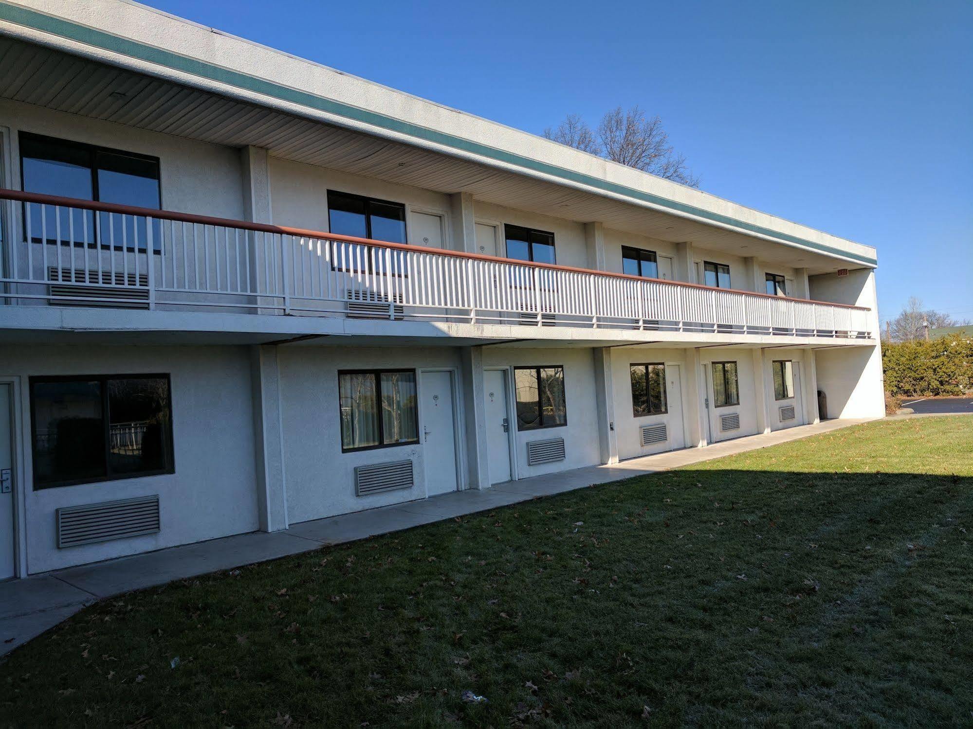 Sprucewood Inn Elyria Bagian luar foto