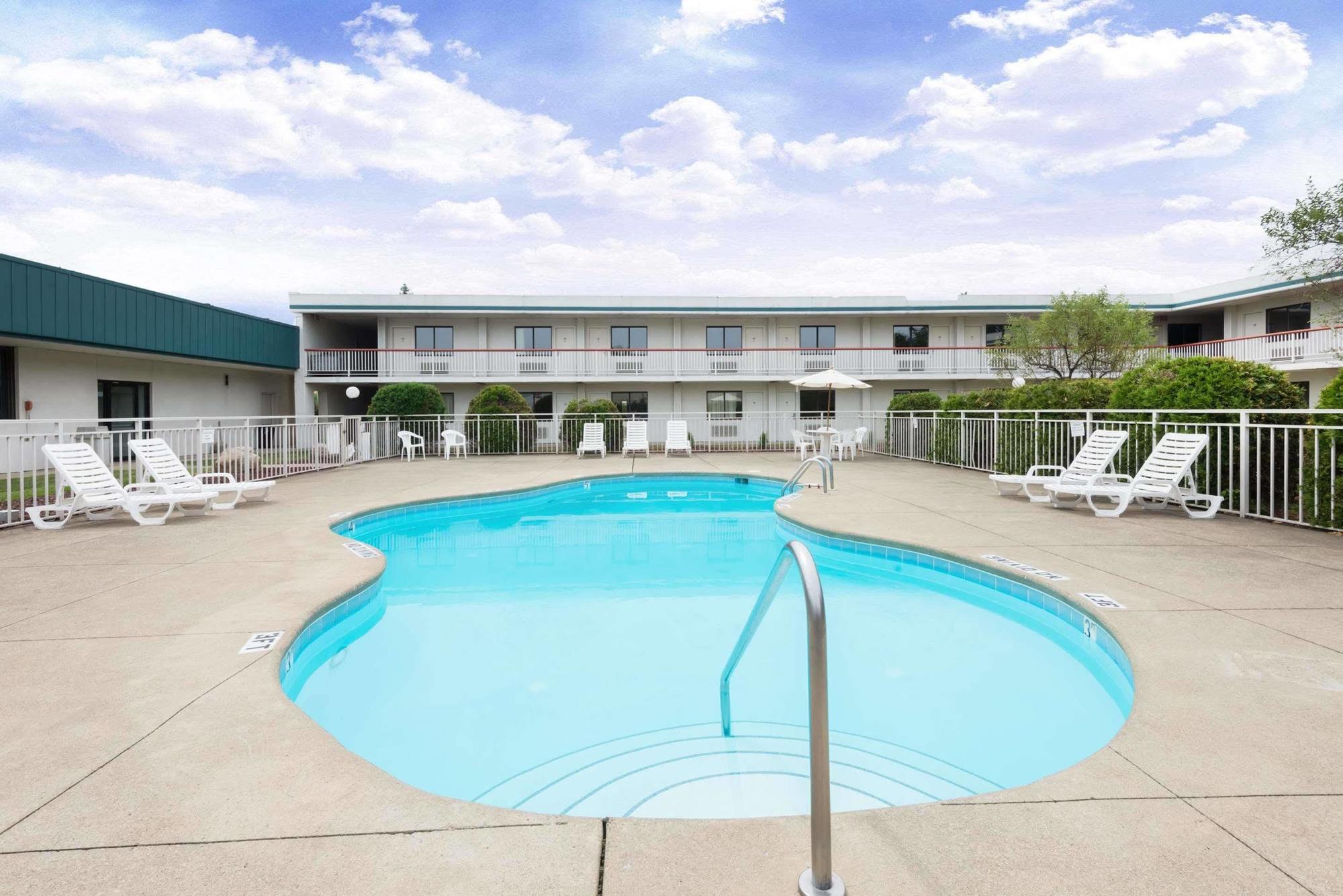 Sprucewood Inn Elyria Bagian luar foto